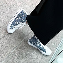 Load image into Gallery viewer, Friends on the Earth -High Top Canvas Shoes