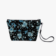 画像をギャラリービューアに読み込む, Blue Flowers- Zipper Sling  Bag
