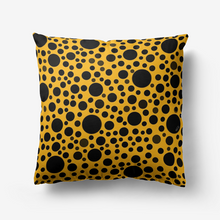 画像をギャラリービューアに読み込む, Yellow with black dots-Throw Pillow
