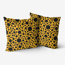 画像をギャラリービューアに読み込む, Yellow with black dots-Throw Pillow
