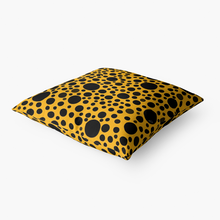 画像をギャラリービューアに読み込む, Yellow with black dots-Throw Pillow
